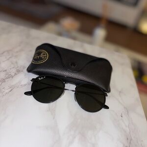 Ray-Ban Dark Round Sunglasses with Case | polarized lenses